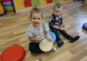 Dzieci poznają instrumenty muzyczne. Grają do rytmu